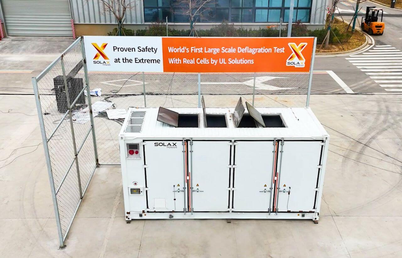 Test przeprowadzono na w pełni zintegrowanym, dużoskalowym systemie magazynowania energii ORI 5MWh. W kontrolowanych warunkach, rzeczywiste ogniwa baterii celowo doprowadzono do stanu ucieczki termicznej, przy czym awaryjny system wentylacji pozostawał zamknięty przez cały czas. Następnie system przeszedł pełną sekwencję uwolnienia łatwopalnego gazu, jego kumulacji i deflagracji, obejmując kluczowy łańcuch ryzyka stosowany w ocenie bezpieczeństwa na poziomie systemowym. Miejsce testowe, konfiguracja systemu i warunki operacyjne zostały zaplanowane przez UL Solutions na podstawie prac symulacyjnych i zaprojektowane tak, aby odzwierciedlać wysoce wymagający scenariusz. Punkt inicjacji umieszczono w obszarze, w którym fale ciśnienia i turbulencje płomienia mogą rozwinąć się silniej, zwiększając obciążenie dla integralności strukturalnej i ścieżek odprowadzania ciśnienia. Reakcja systemu zgodna z oczekiwaniami projektowymi.jpg