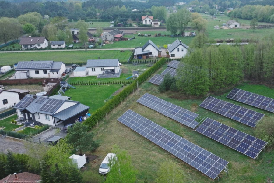 Przełom w podejściu do magazynowania energii: w Polsce powstał pierwszy w Europie projekt wykorzystujący przemysłowe magazyny energii SolaX na potrzeby budownictwa jednrodzinnego.